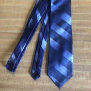 Kenneth Cole Reaction Tie - Blue Stripes - 100% Silk